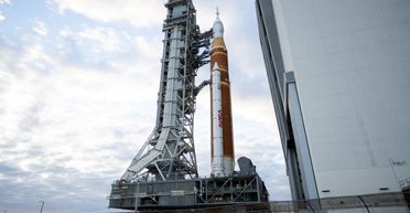 Історичний політ людини на Місяць: величезна ракета NASA прибула на місце запуску (відео)