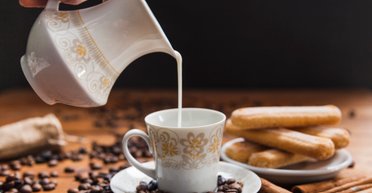 Только не коровье: два вида молока, которые можно добавлять в кофе при похудении