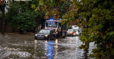 В Одесі після зливи МАФ із шаурмою "поплив" вулицею: яка ситуація в місті (відео)