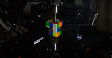 Быстрее человеческого моргания: студенты в США создали робота, который собирает кубик Рубика за рекордное время (видео)