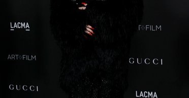 "Прозрачные колготки и маленькое черное платье": Билли Айлиш показала свой образ на Хэллоуин