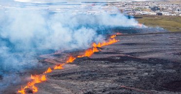 За 40 минут образовалась воронка в 750 метров длиной: в Исландии началось извержение вулкана (видео)
