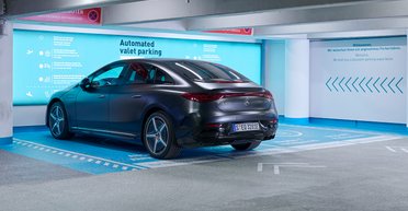 Новый электрокар Mercedes научили самостоятельно заезжать на стоянку и парковаться (видео)