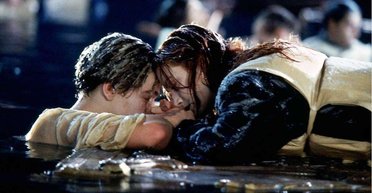 "На самом деле это не дверь": Кейт Уинслет развеяла мифы о знаменитой сцене из "Титаника"