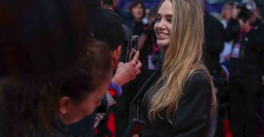 Анджеліна Джолі продемонструвала стильний штанний костюм (фото)