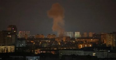 ВС РФ комбинированно атаковали Киев: под массированным ударом оказались жилые дома, поднялись пожары