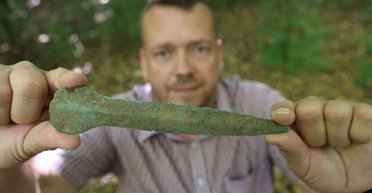 Артефакт с историей: в Германии обнаружили редкий кинжал бронзового века (фото)