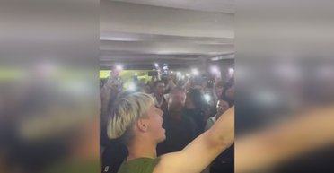 Музыка сильнее: "Жадан и Собаки" выступили в метро во время воздушной тревоги