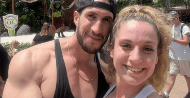 "Довелося купити футболку": жінку вигнали з парку через надто відвертий одяг