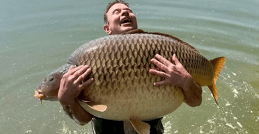 Чоловік спіймав найбільшого у світі коропа, а потім дізнався правду (фото)