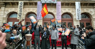 Сами пригласили: в Париже пришлось бросить целый театр после того, как его оккупировали мигранты