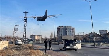 Проповз на животі: C-160 Transall ВПС Туреччини здійснив вимушену посадку (відео)