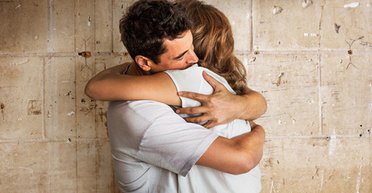 Блогера засудили до тюремного ув'язнення за обійми з випадковими людьми (фото)