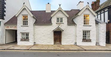 Дом в Британии, включенный в список памятников архитектуры, шокировал гротескной особенностью (фото)