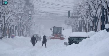 В Японии бушуют аномальные метели: выпало почти рекордные 130 см снега (видео)