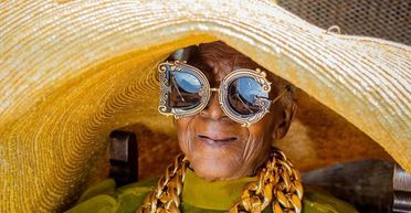 Бабуся у масивних окулярах, яка не пам'ятає свій вік, несподівано стала зіркою мережі (фото)