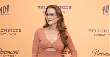 59-річна Брук Шилдс у сукні з вирізом вийшла на публіку (фото)