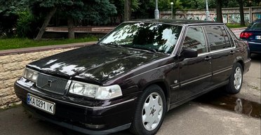 Люкс из 90-х: в Киеве заметили раритетный роскошный лимузин Volvo (фото)