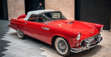 Легенда из 50-х: в Киеве показали любимый автомобиль Мэрилин Монро (фото)