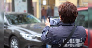 У Києві не можна безкоштовно залишати авто на платних паркомісцях біля своїх будинків, — "Київтранспарксервіс"