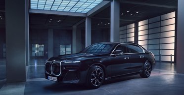 Защита с заботой об экологии: BMW показали первый в мире бронированный электрокар (фото)