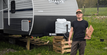 "Став невидимкою": звільнений інженер тепер живе у фургоні та працює кур'єром через ШІ