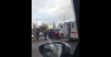 В Киеве автобус протаранил машины и вылетел на тротуар: есть жертвы, — соцсети (видео)
