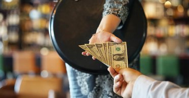 Сколько давать чаевых барменам: эксперты назвали норму