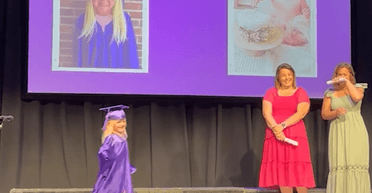 Мама прийшла на випускний у садочок: вона не була готова до того, що скаже зі сцени її донька