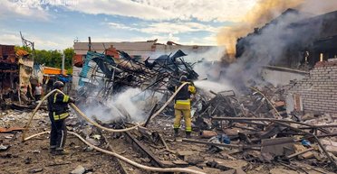 Россияне прицельно бьют по спасателям в Купянске, которые ликвидируют последствия ударов (фото)