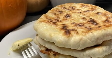 Ситно і швидко: рецепт коржиків із ковбасою та сиром