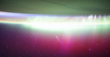 Астронавты МКС увидели, как комету "поглощает" полярное сияние (фото)