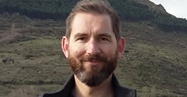 "Там хтось є": чоловік зробив знімок і помітив щось дивовижне на задньому плані (фото)