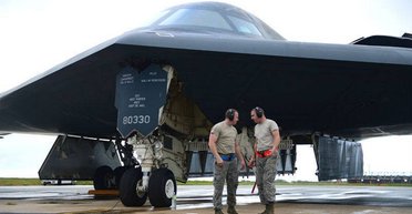 Летали на стелс-бомбардировщике B-2 Spirit до двух дней: пилоты раскрыли секреты рекордной миссии (видео)