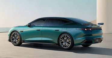 Електричний 900-сильний седан від Geely і Volvo розсекретили на офіційних фото