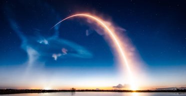 Запуск Starlink в космос: ракета SpaceX создала в небе потрясающую "медузу" (фото, видео)