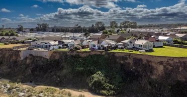 Вирішила ризикнути: жінка переїхала в будинок на краю скелі, який впаде в море через 10 років