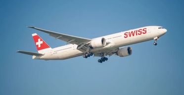 Почему иллюминаторы самолета имеют отверстие: это не случайная деталь