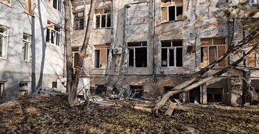 Удар по лікарні: у центрі Херсона медики потрапили під обстріл, є постраждалі (відео)