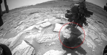 Марсоход Curiosity застрял в камне на Марсе: у NASA такой проблемы еще не было (видео)