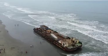 Уже оглядають туристи: два таємничі кораблі-привиди викинуло на берег (фото)