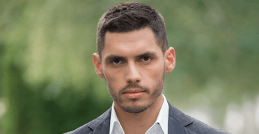 Бывший "Холостяк" был в отношениях с мужчиной во время съемок шоу — блогер