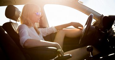 Може спричинити пожежу в салоні: 3 речі, які категорично не можна залишати в машині у спеку