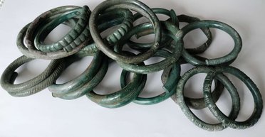 Этим артефактам более 2500 лет: археологи нашли клад бронзовых браслетов в Польше (фото)