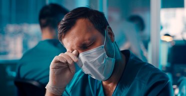 Медреформа-2022: сколько стоит поднять зарплату медикам и почему будут закрывать роддома