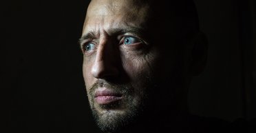 После плена. В фотопроекте Зои Шу — рассказ о людях, переживших заточение в "ЛДНР"