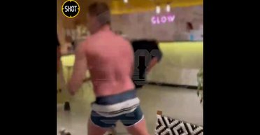 Усмирили электрошокером: полуголый "рестлер" из России устроил массовую драку в Таиланде (видео)