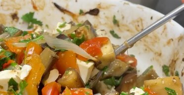 Теплий салат із баклажанами та сиром: покроковий рецепт