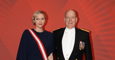 Княгиня Монако Шарлін вийшла у світ в елегантній сукні (фото)