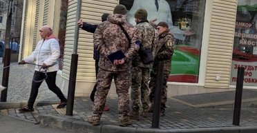 В Луцке мужчина стрелял в военнослужащих ТЦК: его обезвредили, детали